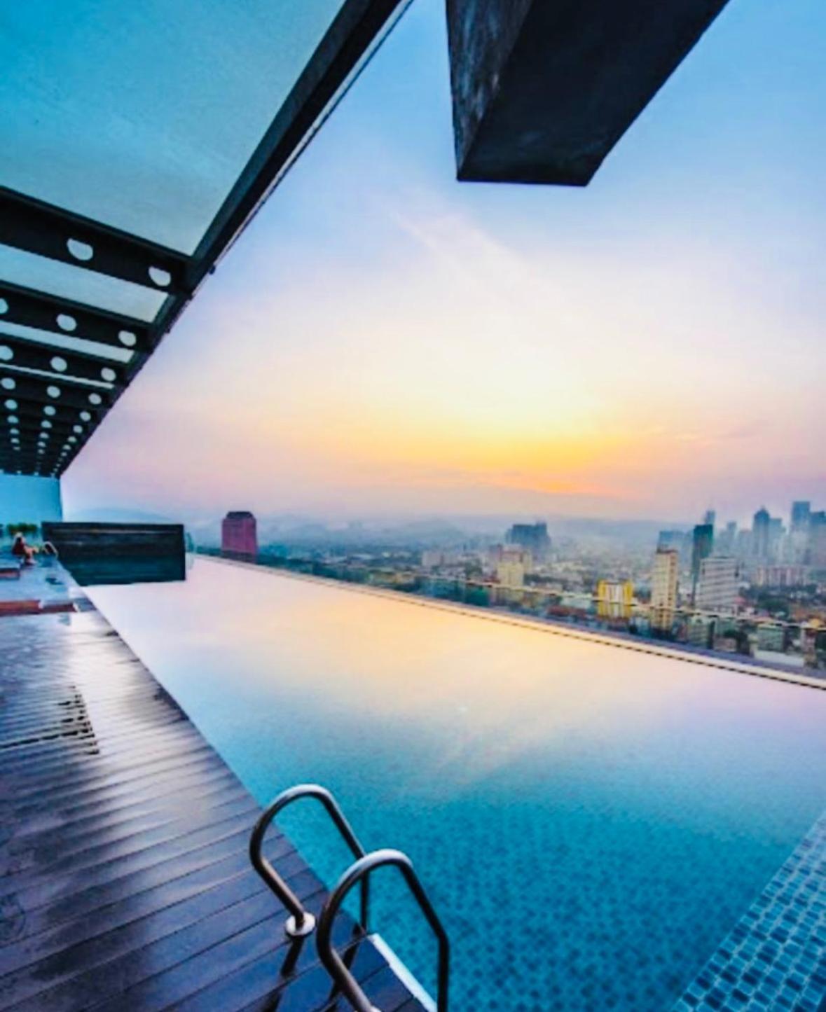 Regalia Skypool Klcc Dorms By Tasrifa Hostel Kuala Lumpur Exterior photo