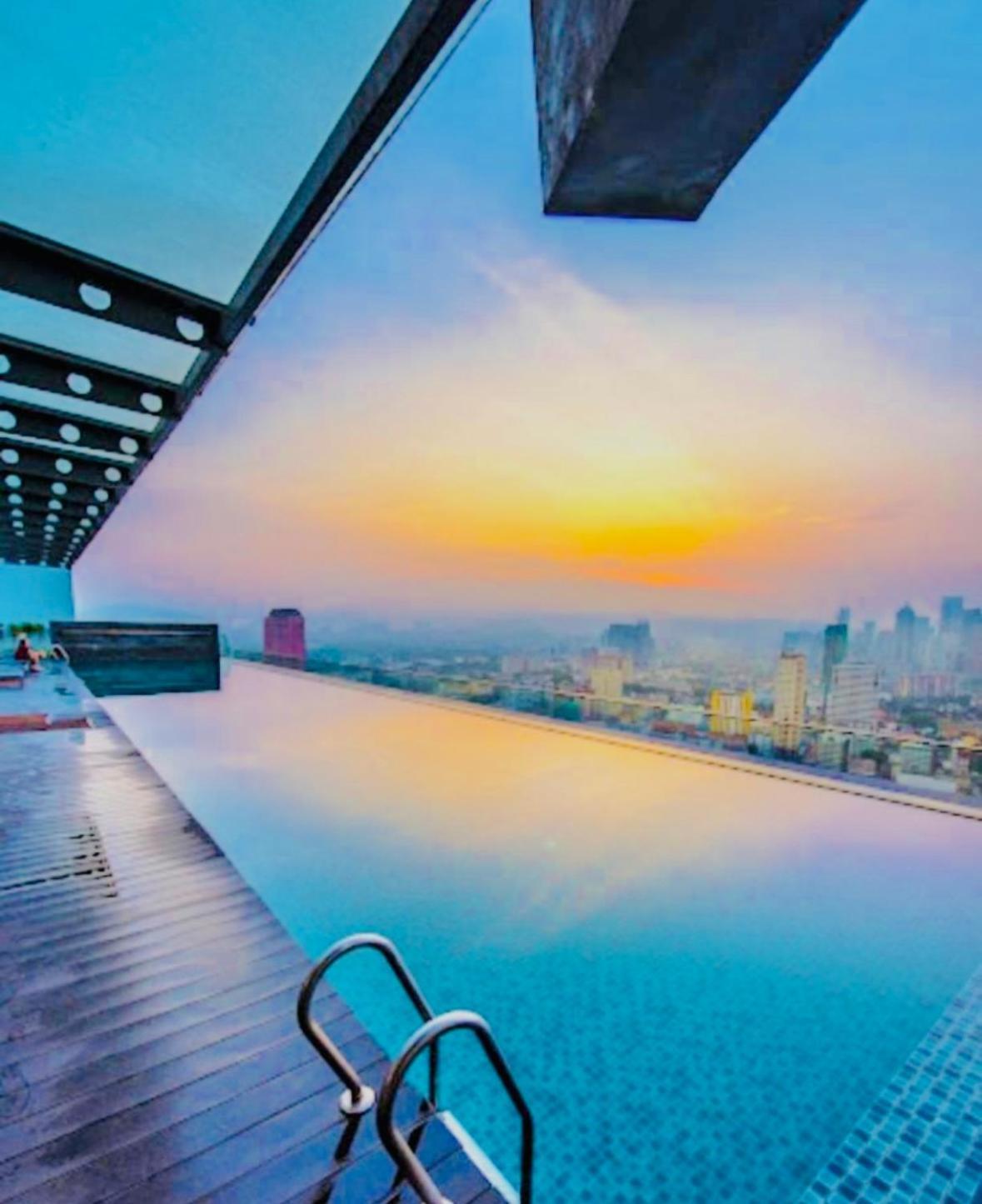 Regalia Skypool Klcc Dorms By Tasrifa Hostel Kuala Lumpur Exterior photo